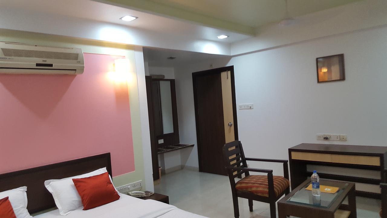 Le Royale Hotel Dadra Buitenkant foto